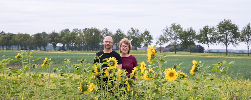 Leo en Annuska de Jongh bij de bloemenrand langs hun akker in Wijhe.