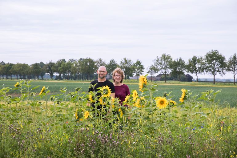 Leo en Annuska de Jongh bij hun bloeiende akkerrand