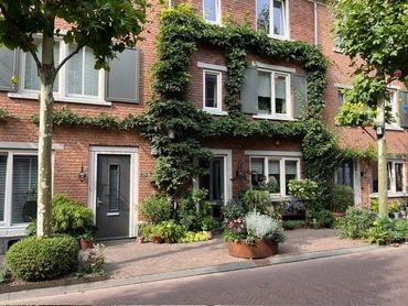 Straatje in Houten waar de auto's aan de achterkant van het huis zijn geparkeerd en niet aan de straatkant