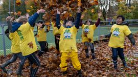 Kinderen spelen met bladeren in Amstelveen