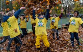 Kinderen spelen met bladeren in Amstelveen