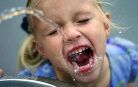 Meisje drinkend uit drinkfontijn