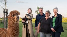 Kees en Annet Lekkerkerker (midden) samen met gedeputeerde Mirjam Sterk en hoogheemraad Els Otterman op hun bedrijf.