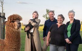 Kees en Annet Lekkerkerker (midden) samen met gedeputeerde Mirjam Sterk en hoogheemraad Els Otterman op hun bedrijf.