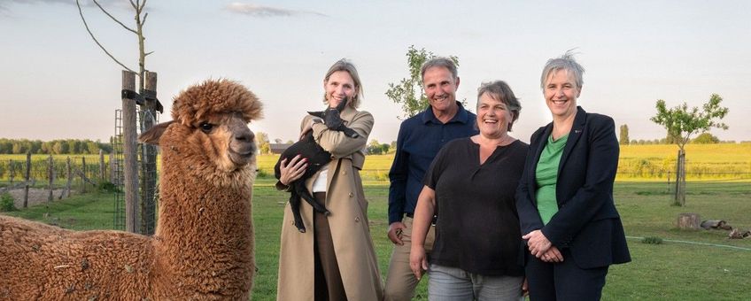 Kees en Annet Lekkerkerker (midden) samen met gedeputeerde Mirjam Sterk en hoogheemraad Els Otterman op hun bedrijf.