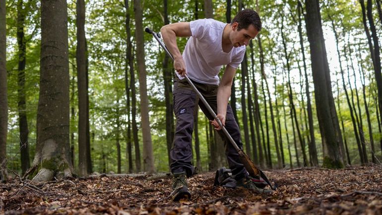 Met een grondboor laat adviseur ecologie Brend van den Brink de verschillende bodemlagen zien