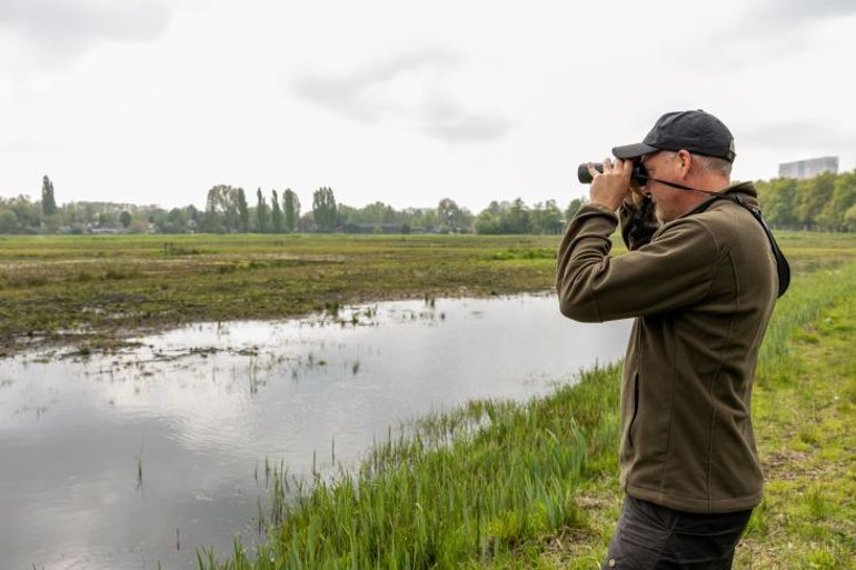 Markus Feijen, ecoloog bij het Utrechts Landschap, bij het kwelwater