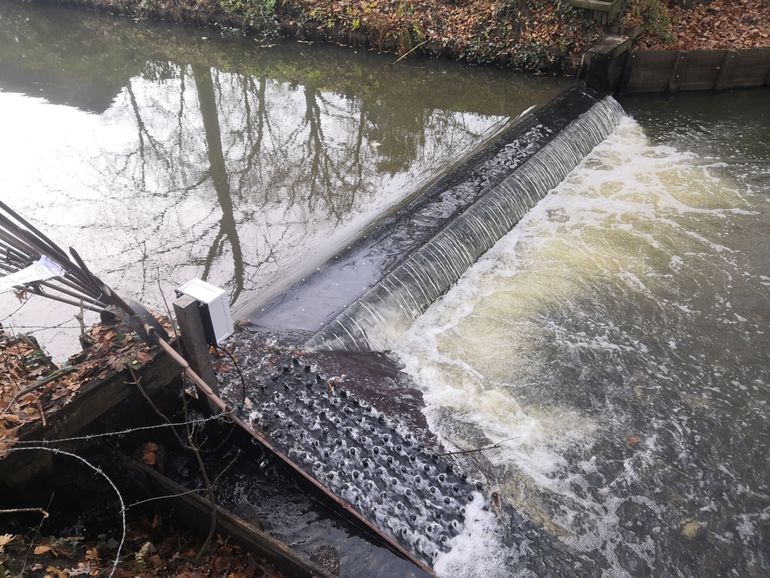 De stuw Bonenburg met aan één oeverzijde de hellingstructuur met prikkentegels