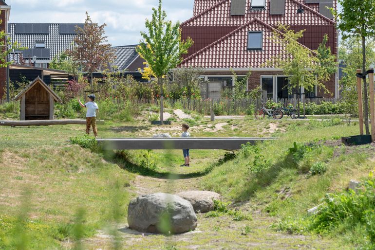 Nieuwbouwwijk met speelwadi aan de Groenallee te Nijkerk