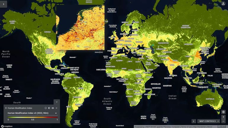 Human Modification Index 2022 wereldwijd en Nederland en omgeving in detail. De waarde 0 (groen) duidt op geen enkele waarneembare menselijke aanpassing, en 1,0 duidt op de maximaal gemodelleerde aanpassing (rood)