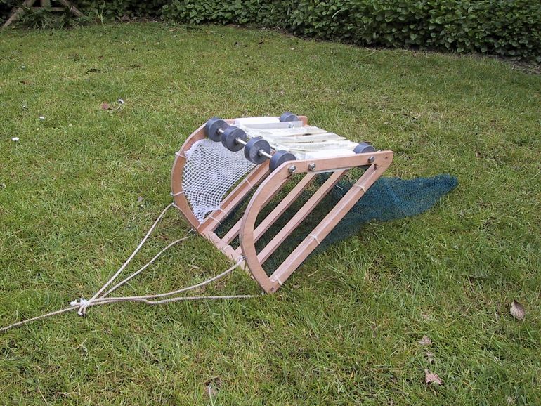 Het eerste ontwerp op schaal van de Surface and under Ice Trawl of SUIT.