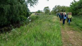 Sfeerbeeld wandelend langs de heringerichte Oude Leij - Bosperceel