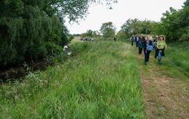 Marleen Schellekens Sfeerbeeld wandelend langs de heringerichte Oude Leij - Bosperceel