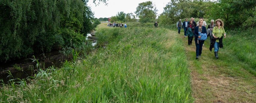 Sfeerbeeld wandelend langs de heringerichte Oude Leij - Bosperceel