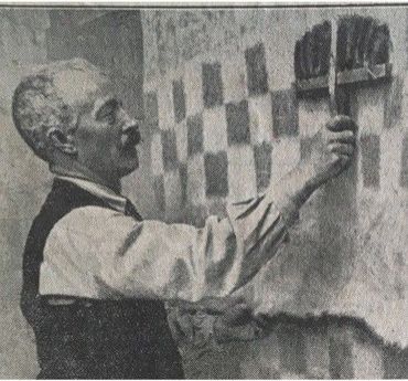 Een handkaarder in dekenfabriek Zaalberg, tussen 1900 en 1950