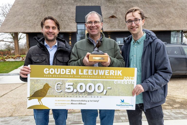 Van links naar rechts: Michiel van den Bergh (Vogelbescherming), Meeuwis Millenaar en Stijn van ’t Klooster (Vogelbescherming)