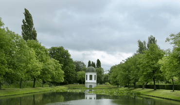 De vijver en theekoepel in Arboretum Oudenbosch