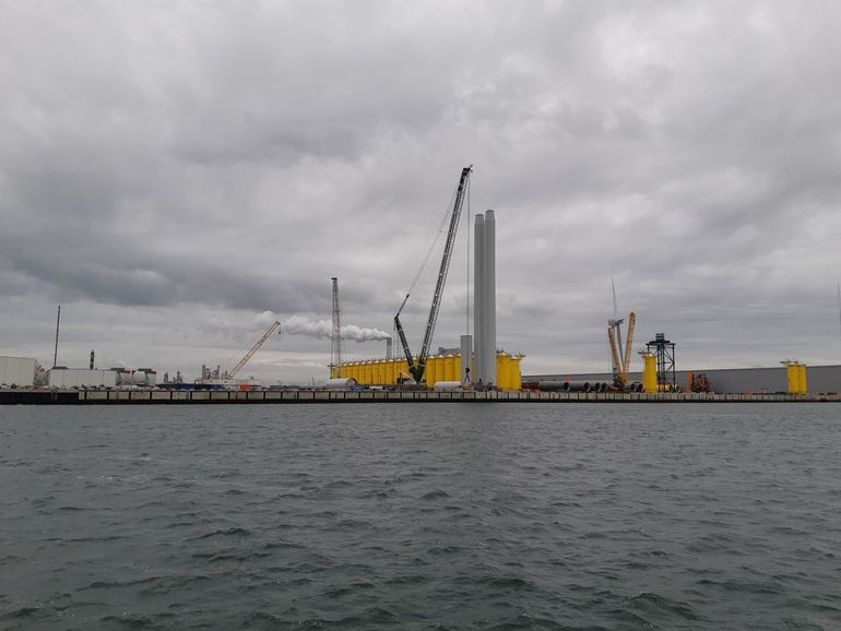 Windmolenbouw op de kade in Rotterdam