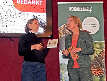 Titia Wolterbeek (voorzitter SoortenNL) overhandigt een exemplaar van Over Leven aan Laura Bromet, Tweede Kamerlid van GroenLinks-PvdA