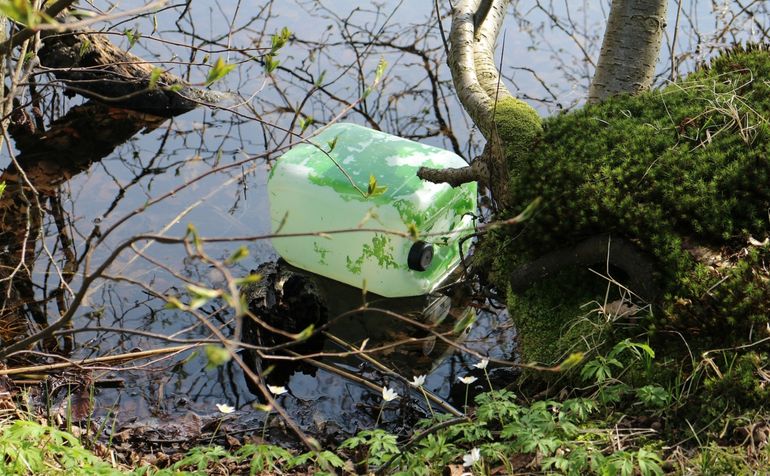 Afval dumpen in de natuur