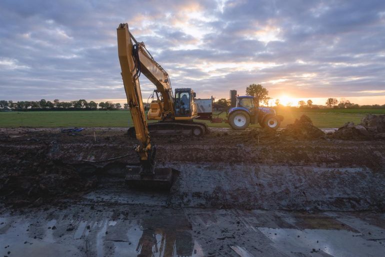 Graafwerk om het kanaal te verleggen