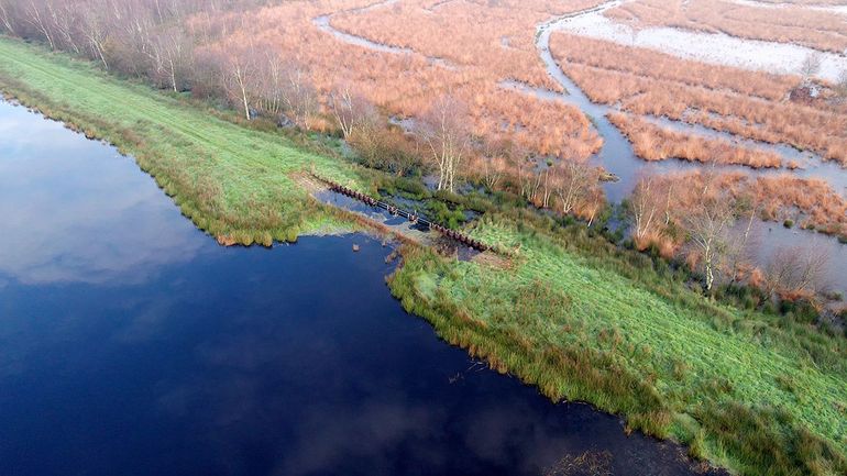 De aangelegde kades houden het regenwater zoveel mogelijk in het gebied. De buffers aan de rand van het gebied zorgen voor tegendruk in het grondwater