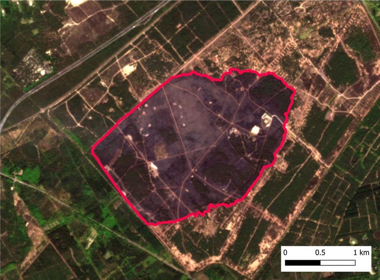 Planet satellietfoto van 30 april, met daarop het verbrande oppervlak en de begrenzing ervan als rode lijn gemarkeerd. Het totale areaal is 427 hectare