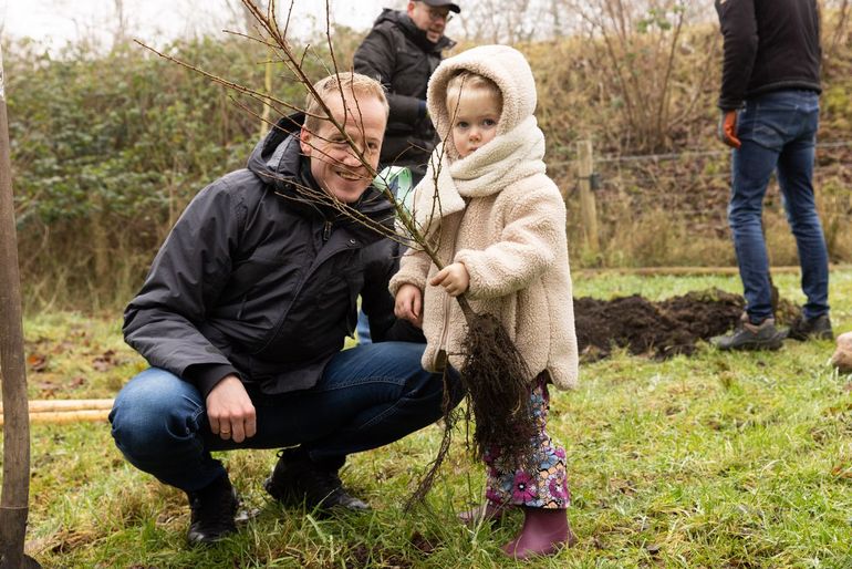 Kinderen van de scouting uit Borne hebben zo’n 300 bomen geplant om een speelbos te realiseren