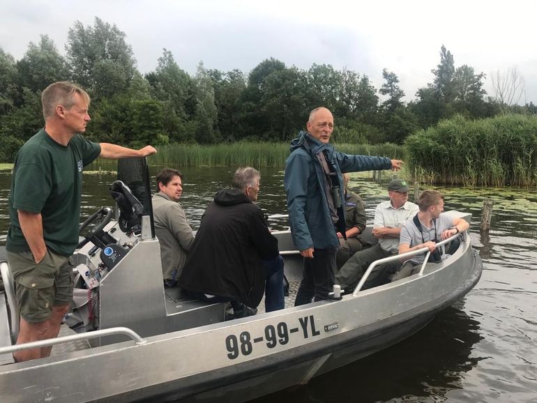 Na de presentatie van het onderzoek konden de aanwezigen op excursie in de Loosdrechtse Plassen met Jan van der Winden; grotekarekietenexpert