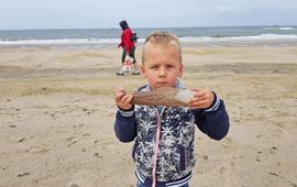 MamavanDexenOdin.nl Dex uit Udenhout, met een stuk van een mammoetbot