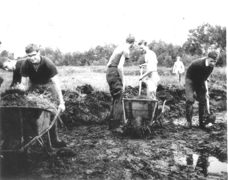 Opschonen van een ven door vrijwilligers in 1961