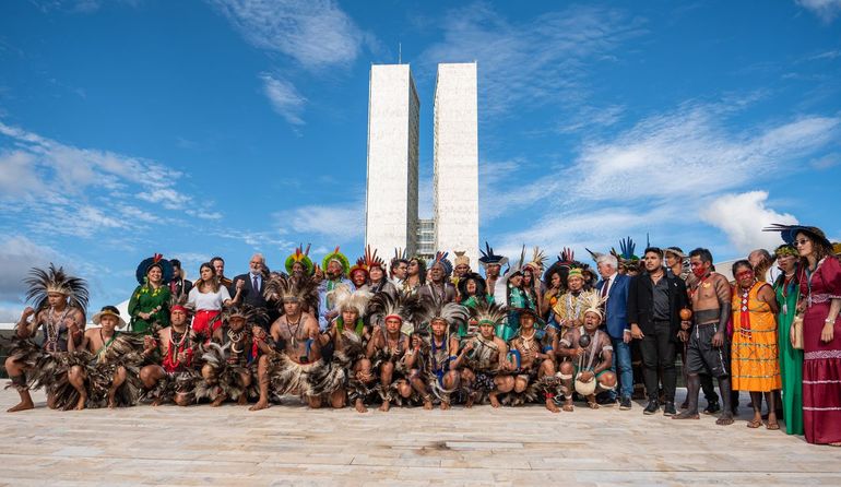 Grootste samenkomst inheemse mensen in Brazilië om de rechten van inheemse volkeren en de afbakening van inheemse gebieden te bespreken