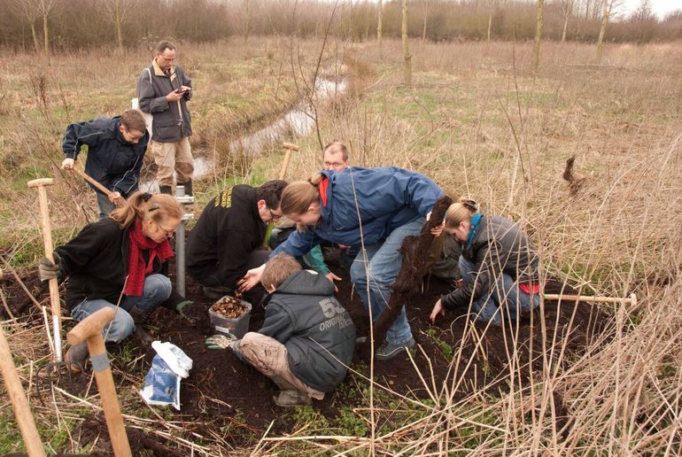 De traditionele opening van het reptielenseizoen: al spittend op zoek naar eidoppen