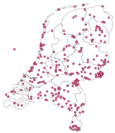 Over heel Nederland zijn dit voorjaar opvallend veel grote vossen gemeld. De stip op zee komt van een waarneming op een boot.