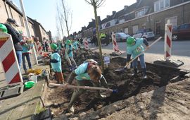 Nationale Boomfeestdag Kinderen planten bomen tijdens Nationale boomfeestdag