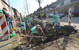 Kinderen planten bomen tijdens Nationale boomfeestdag