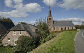 Dijk. Zicht op Hervormde kerk langs de dijk - Wijk en Aalburg (foto: Paul van Galen, Rijksdienst voor het Cultureel Erfgoed)