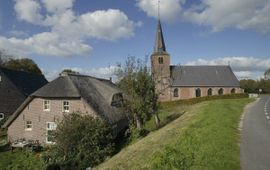 Paul van Galen Dijk. Zicht op Hervormde kerk langs de dijk - Wijk en Aalburg (foto: Paul van Galen, Rijksdienst voor het Cultureel Erfgoed)