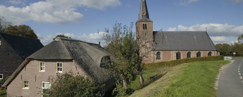 Dijk. Zicht op Hervormde kerk langs de dijk - Wijk en Aalburg (foto: Paul van Galen, Rijksdienst voor het Cultureel Erfgoed)