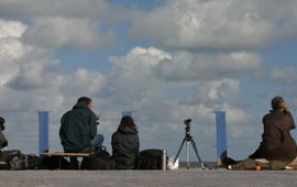 Harvey van Diek Zeetrektellers kijken over zee op Schiermonnikoog
