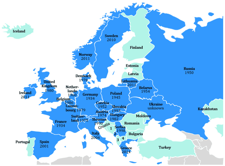 Europese verspreiding van wasberen (blauw: wasberen aangetroffen, lichtblauw: geen wasberen aangetroffen, grijs: land buiten Europa, niet meegenomen). Het jaartal indiceert de eerste waarneming van een wasbeer binnen dat land