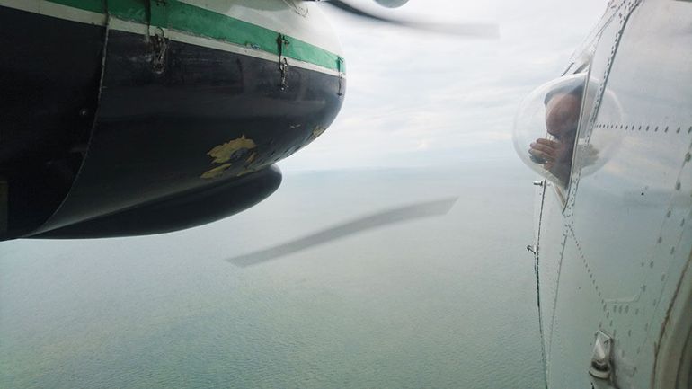 Het vliegtuig heeft speciale ronde ramen, dit geeft een onbelemmerd uitzicht op de zee onder het vliegtuig