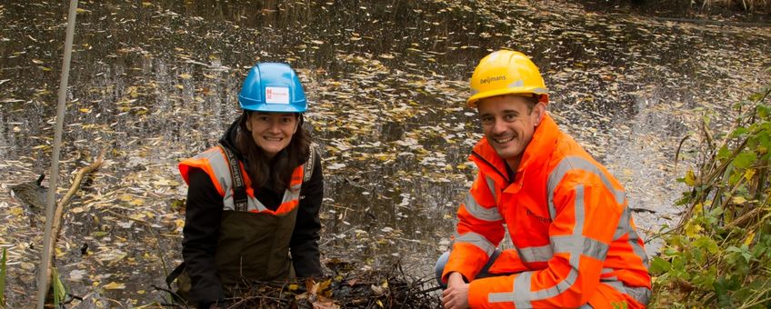 Het eerste verzamelde meerkoetnest in Vijfsluizen door hoogleraar Barbara Gravendeel van Naturalis Biodiversity Center en senior adviseur ecologie Vincent Nederpel van Heijmans voor onderzoek naar het effect van zwerfafval.