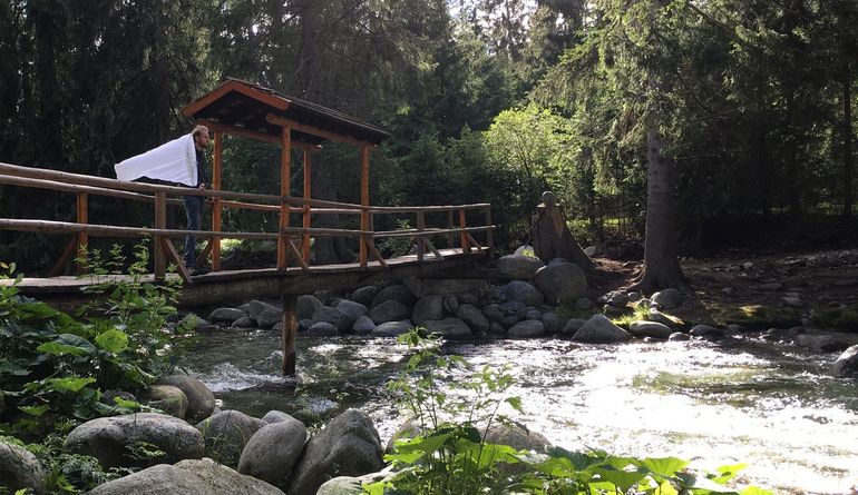 Je kunt volwassen haften kloppen uit bomen en struiken langs de waterkant. Maar ook bruggen zijn goede plekken. Met een lang net kun je uit het water opvliegende haften onderscheppen