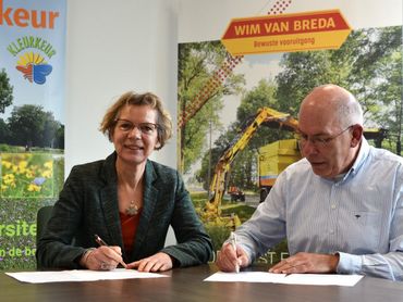 Ondertekening van de samenwerkingsovereenkomst door Titia Wolterbeek, directeur van De Vlinderstichting, en Wim van Breda
