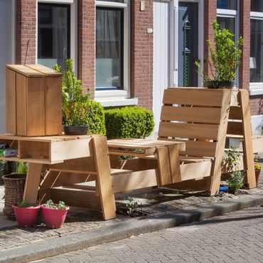 Picknicktafel aan voorgevel in straat