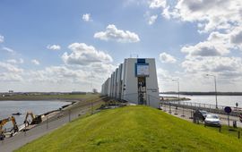 De Cleveringsluizen scheiden de Waddenzee (links) van het Lauwersmeer (rechts). Via deze sluizen stort er jaarlijks meer dan 1000-miljard liter zoet water in zee.