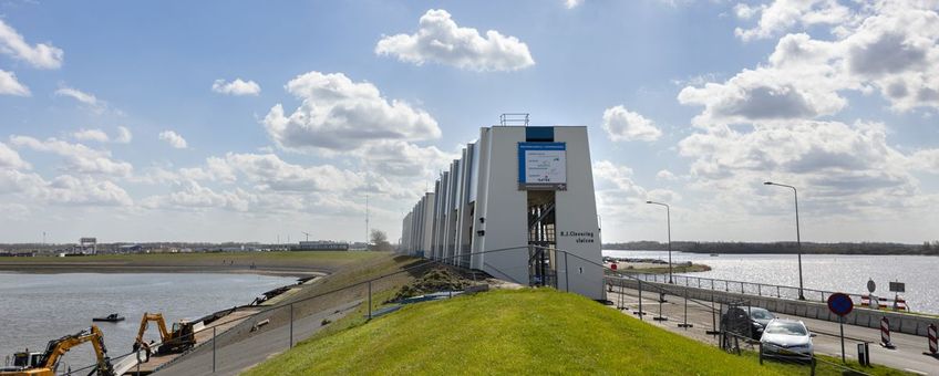 De Cleveringsluizen scheiden de Waddenzee (links) van het Lauwersmeer (rechts). Via deze sluizen stort er jaarlijks meer dan 1000-miljard liter zoet water in zee.