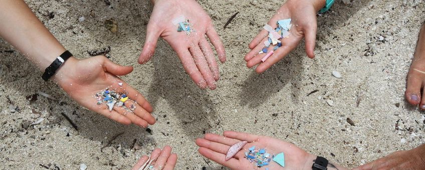 Plastic op het strand