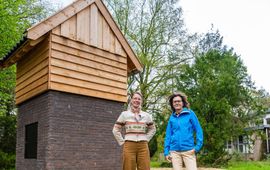 Fiona Boonk en Joke Kleijweg bij de nieuwe vleermuistoren